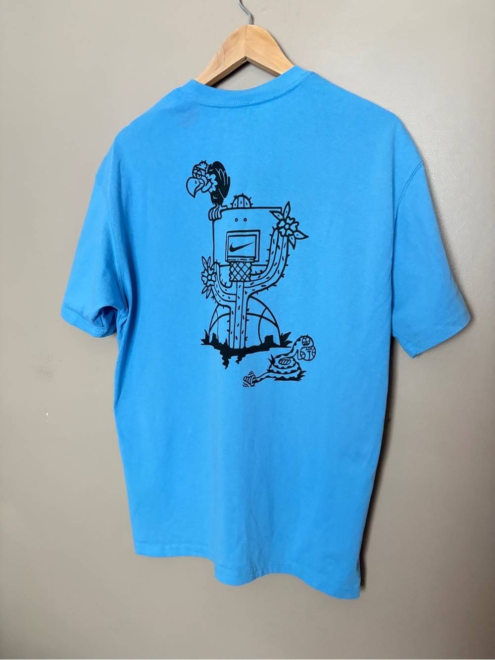 Nike men’s basketball cartoon graphic t-shirt desert vulture cactus blue tee M